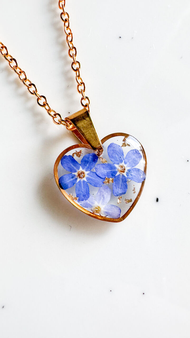 naszyjnik z niezapominajkami, biżuteria handmade, biżuteria z żywicy, rękodzieło, naszyjnik złote serce, naszyjnik z kwiatami, niebieskie niezapominajki, prezent dla niej, naszyjnik z żywicy, unikalna biżuteria