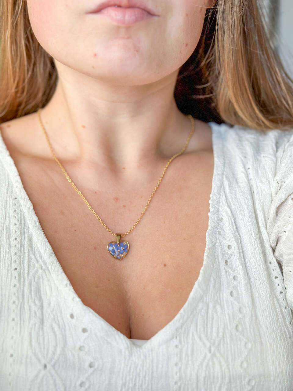 naszyjnik z niezapominajkami, biżuteria handmade, biżuteria z żywicy, rękodzieło, naszyjnik złote serce, naszyjnik z kwiatami, niebieskie niezapominajki, prezent dla niej, naszyjnik z żywicy, unikalna biżuteria