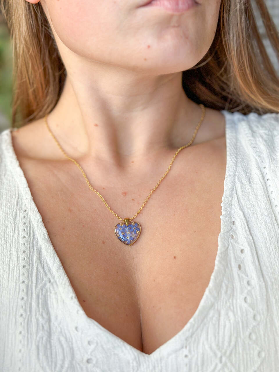 naszyjnik z niezapominajkami, biżuteria handmade, biżuteria z żywicy, rękodzieło, naszyjnik złote serce, naszyjnik z kwiatami, niebieskie niezapominajki, prezent dla niej, naszyjnik z żywicy, unikalna biżuteria