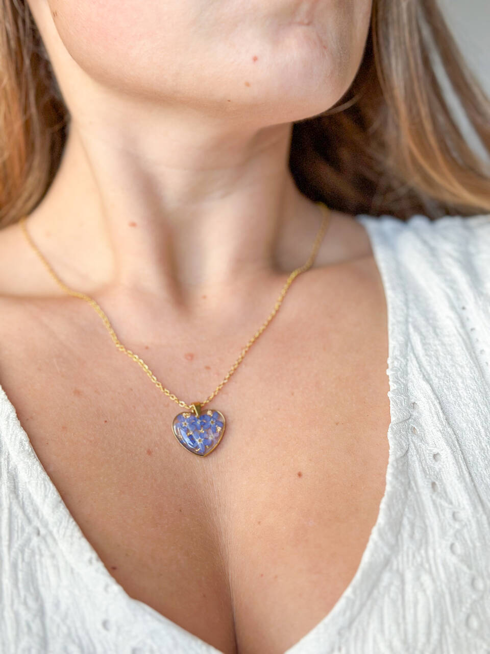 naszyjnik z niezapominajkami, biżuteria handmade, biżuteria z żywicy, rękodzieło, naszyjnik złote serce, naszyjnik z kwiatami, niebieskie niezapominajki, prezent dla niej, naszyjnik z żywicy, unikalna biżuteria