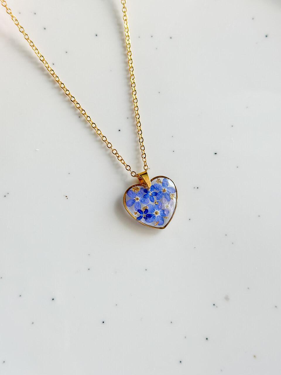 naszyjnik z niezapominajkami, biżuteria handmade, biżuteria z żywicy, rękodzieło, naszyjnik złote serce, naszyjnik z kwiatami, niebieskie niezapominajki, prezent dla niej, naszyjnik z żywicy, unikalna biżuteria