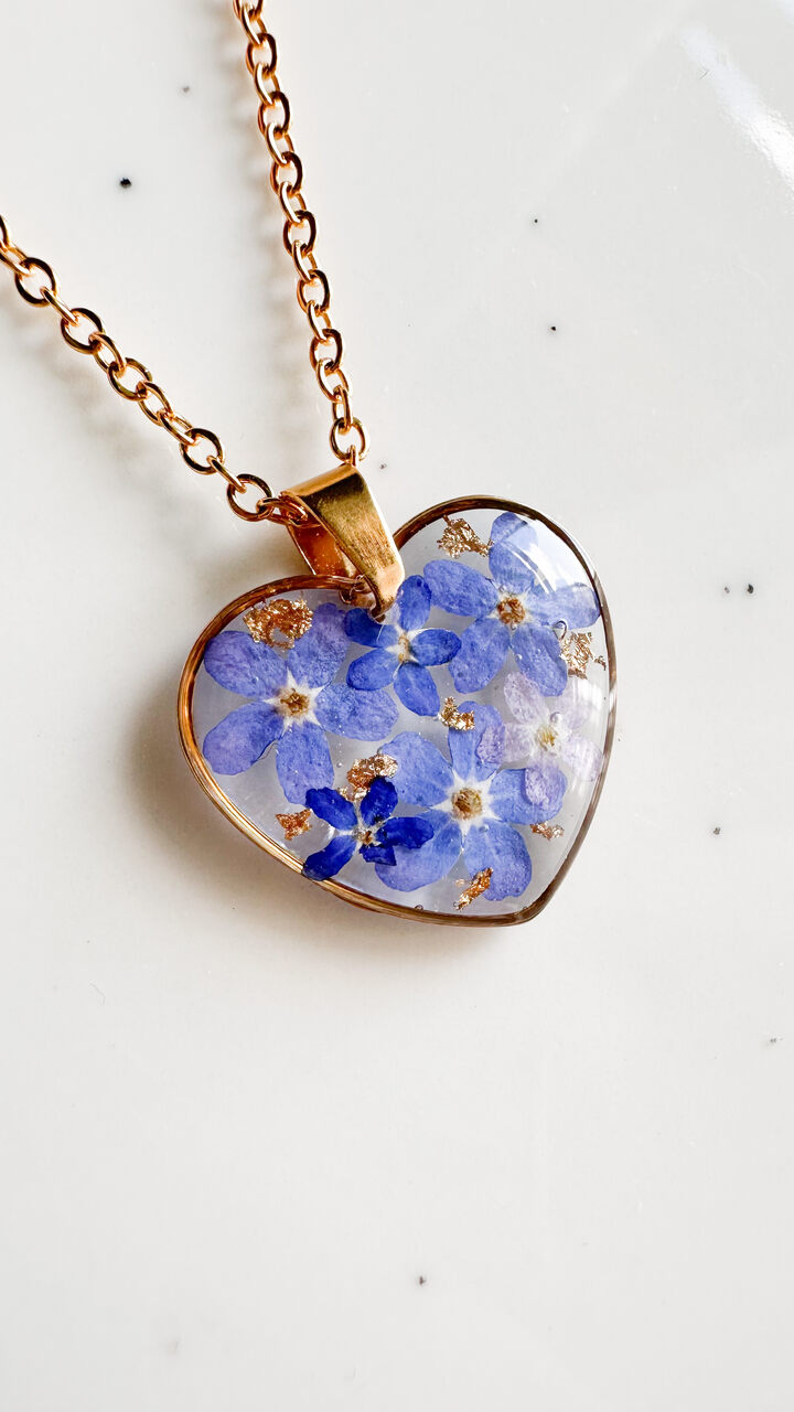 naszyjnik z niezapominajkami, biżuteria handmade, biżuteria z żywicy, rękodzieło, naszyjnik złote serce, naszyjnik z kwiatami, niebieskie niezapominajki, prezent dla niej, naszyjnik z żywicy, unikalna biżuteria