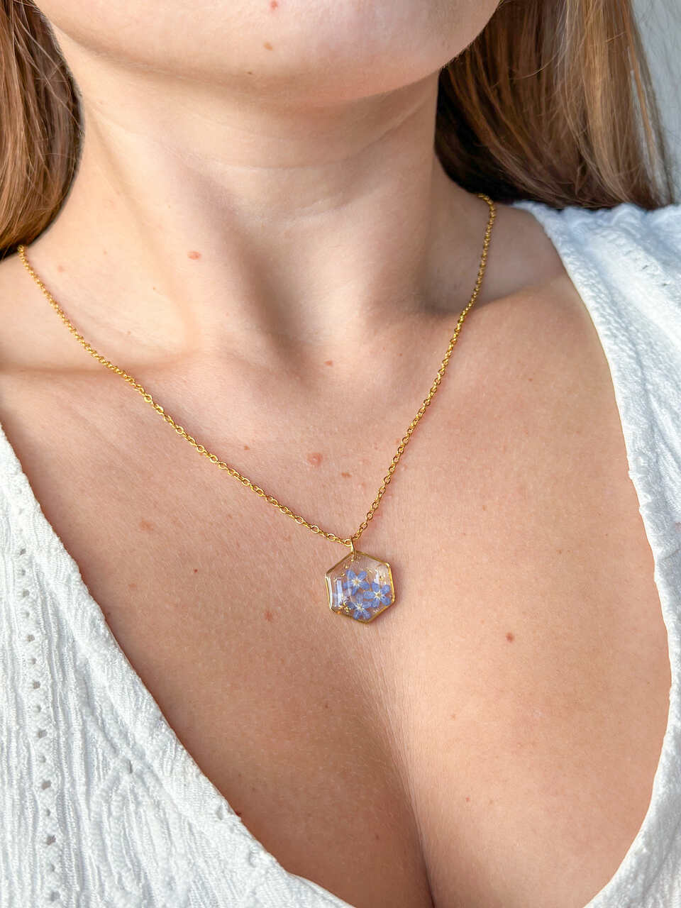 naszyjnik z niezapominajkami, biżuteria handmade, biżuteria z żywicy, rękodzieło, naszyjnik złote serce, naszyjnik z kwiatami, niebieskie niezapominajki, prezent dla niej, naszyjnik z żywicy, unikalna biżuteria