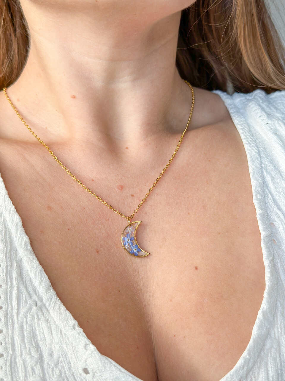 naszyjnik z niezapominajkami, naszyjnik księżyc, biżuteria handmade, biżuteria z żywicy, naszyjnik z żywicy, rękodzieło, złoty naszyjnik, biżuteria z kwiatami, prezent dla niej, unikalna biżuteria