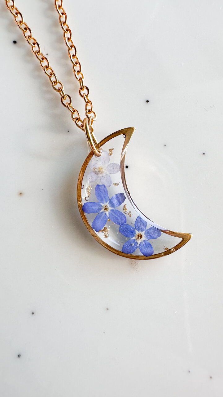 naszyjnik z niezapominajkami, naszyjnik księżyc, biżuteria handmade, biżuteria z żywicy, naszyjnik z żywicy, rękodzieło, złoty naszyjnik, biżuteria z kwiatami, prezent dla niej, unikalna biżuteria