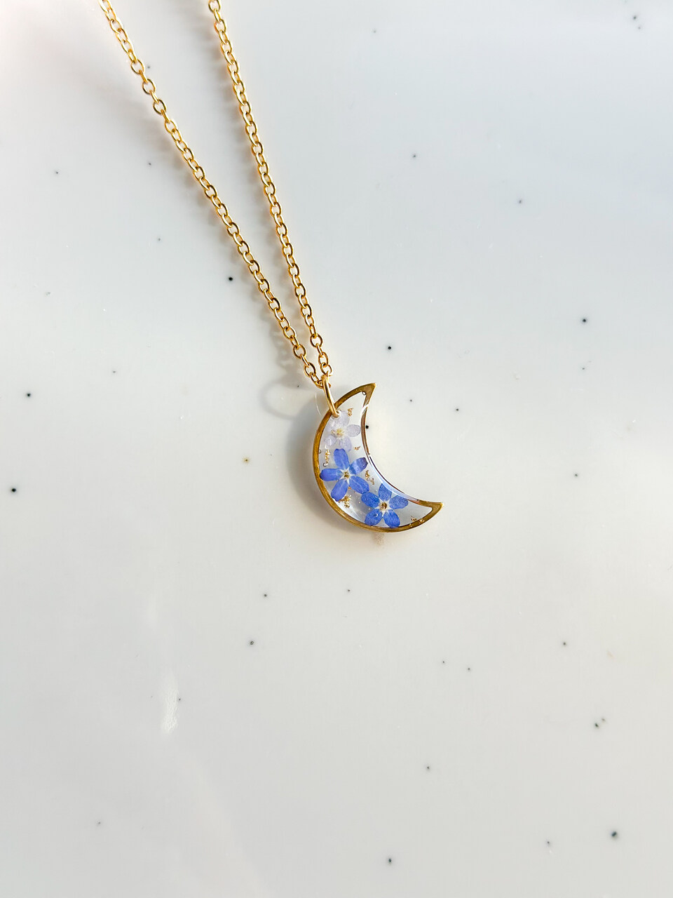 naszyjnik z niezapominajkami, naszyjnik księżyc, biżuteria handmade, biżuteria z żywicy, naszyjnik z żywicy, rękodzieło, złoty naszyjnik, biżuteria z kwiatami, prezent dla niej, unikalna biżuteria