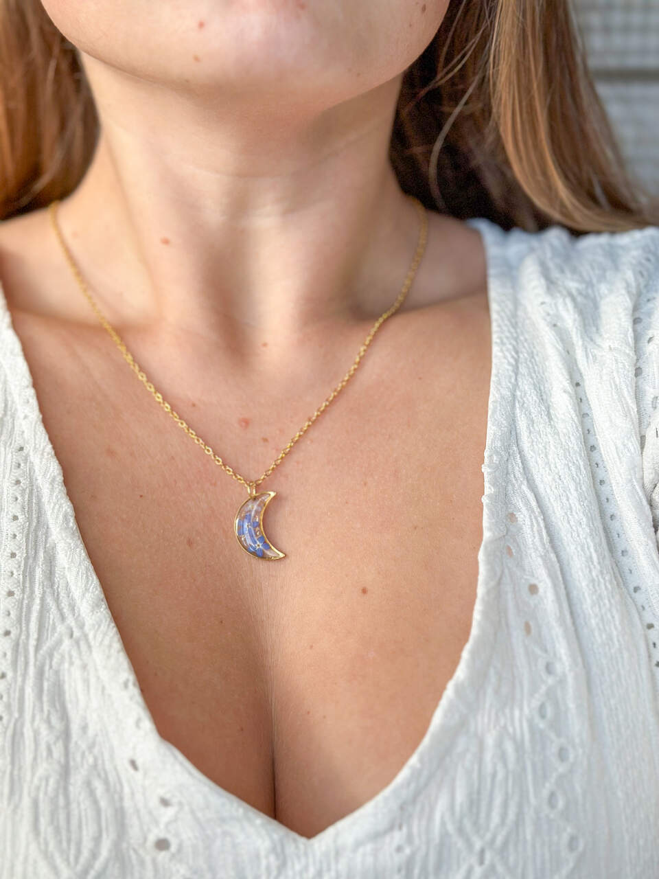 naszyjnik z niezapominajkami, naszyjnik księżyc, biżuteria handmade, biżuteria z żywicy, naszyjnik z żywicy, rękodzieło, złoty naszyjnik, biżuteria z kwiatami, prezent dla niej, unikalna biżuteria