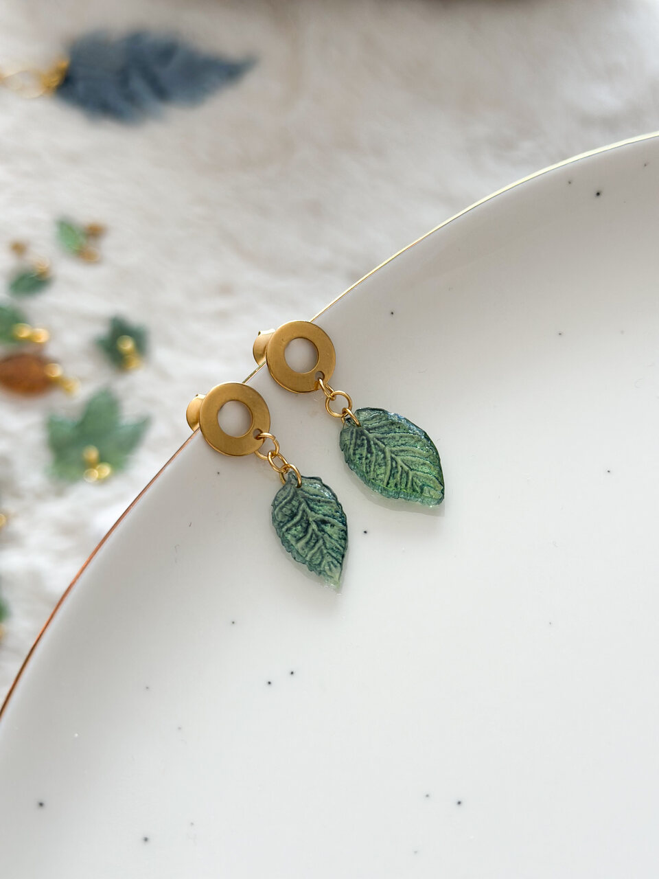 Ręcznie malowane kolczyki liść