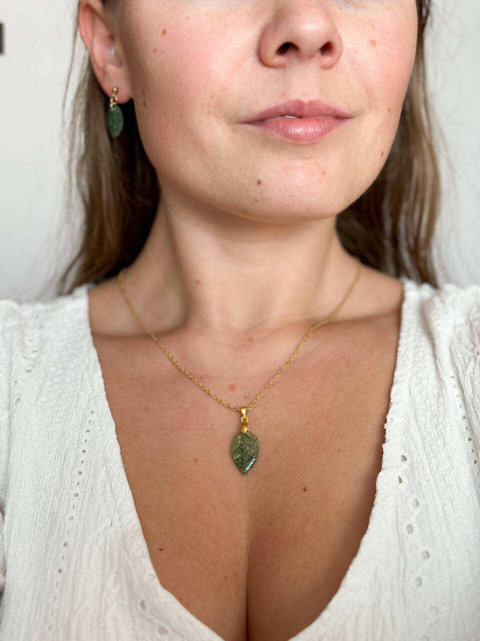 Ręcznie malowany naszyjnik w kształcie zielonego liścia – delikatny, mieniący się i lekki. Unikalna biżuteria handmade inspirowana naturą.