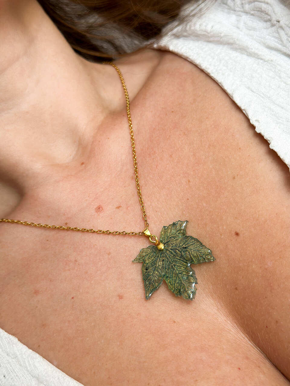 naszyjnik liść, naszyjnik z żywicy, biżuteria handmade, ręcznie malowany naszyjnik, zielony naszyjnik, biżuteria artystyczna, elegancki naszyjnik, naszyjnik z liściem, unikalna biżuteria, prezent dla niej