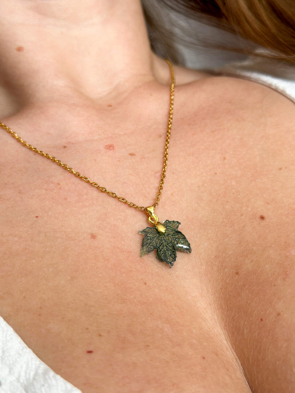 Ręcznie malowany naszyjnik liść