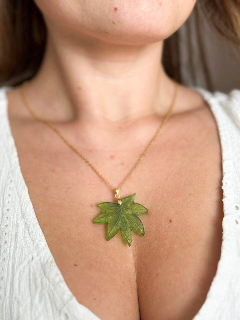 Ręcznie malowany naszyjnik liść