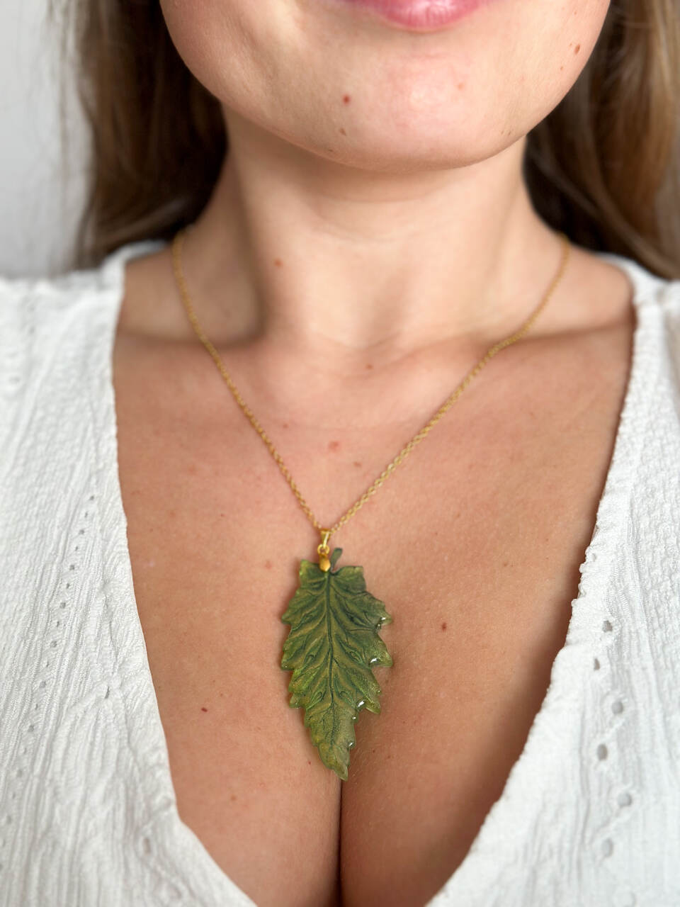 Ręcznie malowany naszyjnik liść