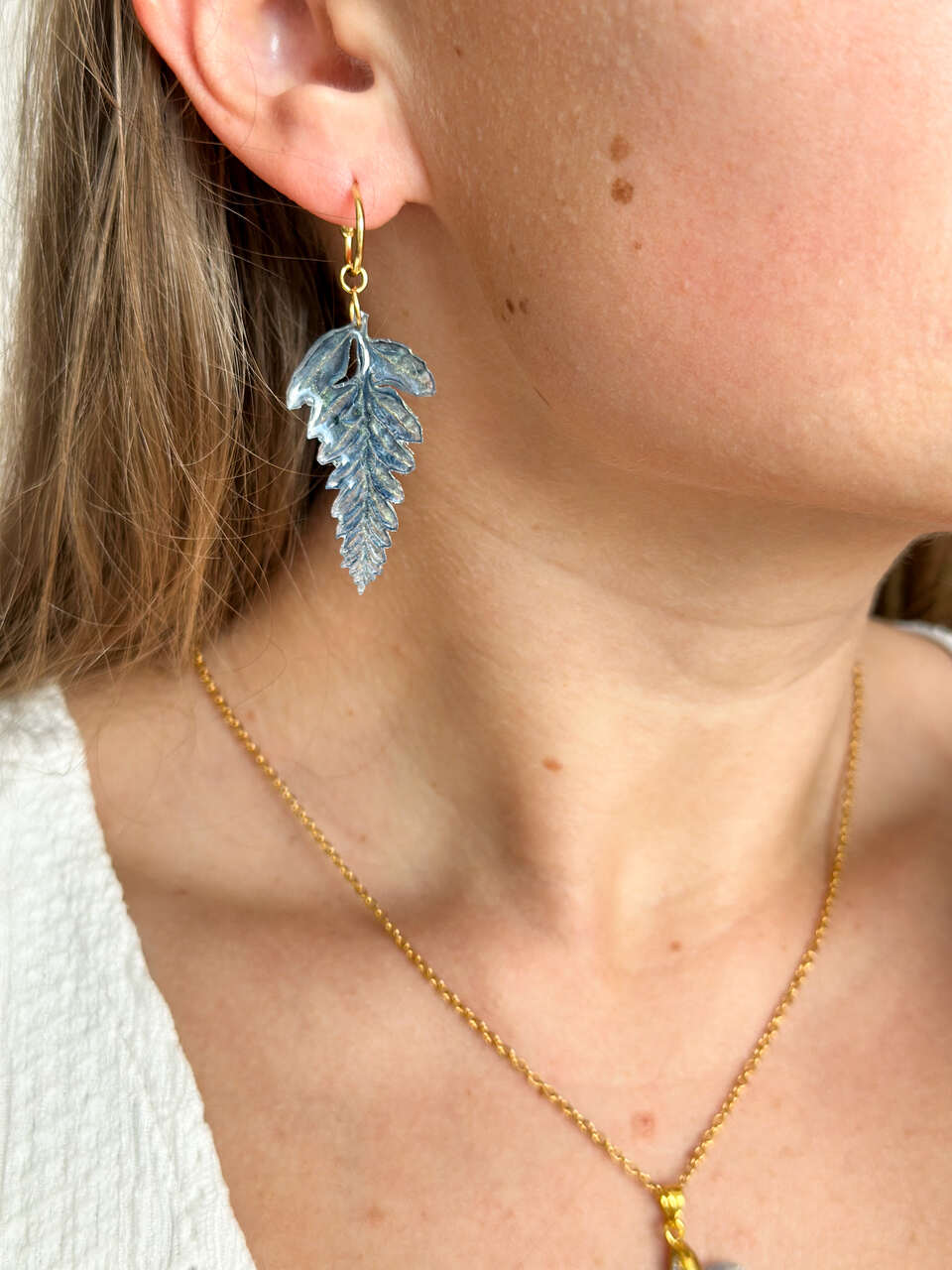 zestaw biżuterii handmade, niebieski naszyjnik, niebieskie kolczyki, biżuteria artystyczna, ręcznie malowana biżuteria, naszyjnik liść, kolczyki liście, biżuteria z żywicy, komplet biżuterii, prezent dla niej