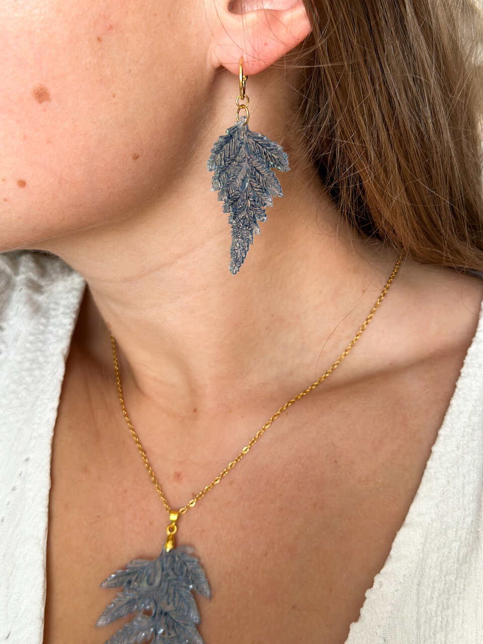 zestaw biżuterii handmade, niebieski naszyjnik, niebieskie kolczyki, biżuteria artystyczna, ręcznie malowana biżuteria, naszyjnik liść, kolczyki liście, biżuteria z żywicy, komplet biżuterii, prezent dla niej