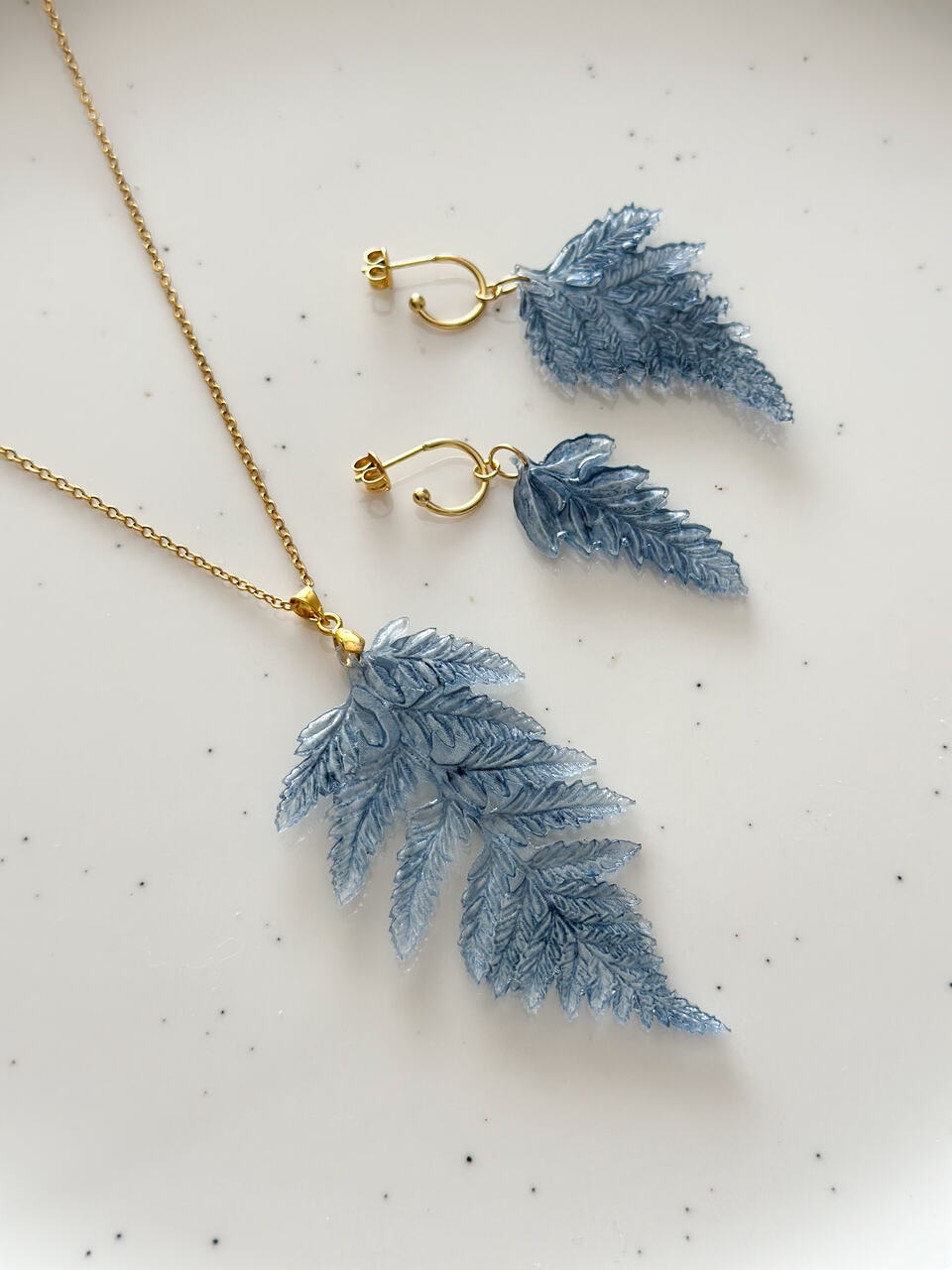 zestaw biżuterii handmade, niebieski naszyjnik, niebieskie kolczyki, biżuteria artystyczna, ręcznie malowana biżuteria, naszyjnik liść, kolczyki liście, biżuteria z żywicy, komplet biżuterii, prezent dla niej