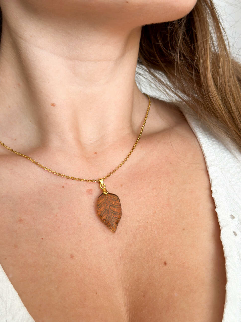 naszyjnik liść, naszyjnik pomarańczowy, naszyjnik z żywicy, biżuteria handmade, ręcznie malowany naszyjnik, biżuteria artystyczna, elegancki naszyjnik, naszyjnik z liściem, unikalna biżuteria, prezent dla niej