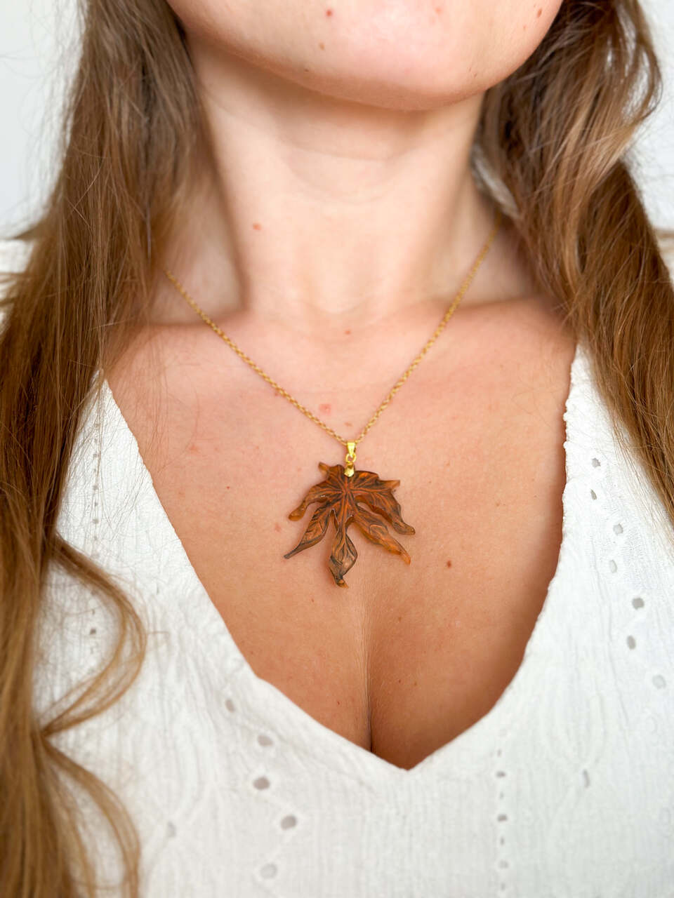 naszyjnik liść, naszyjnik pomarańczowy, naszyjnik z żywicy, biżuteria handmade, ręcznie malowany naszyjnik, biżuteria artystyczna, elegancki naszyjnik, naszyjnik z liściem, unikalna biżuteria, prezent dla niej