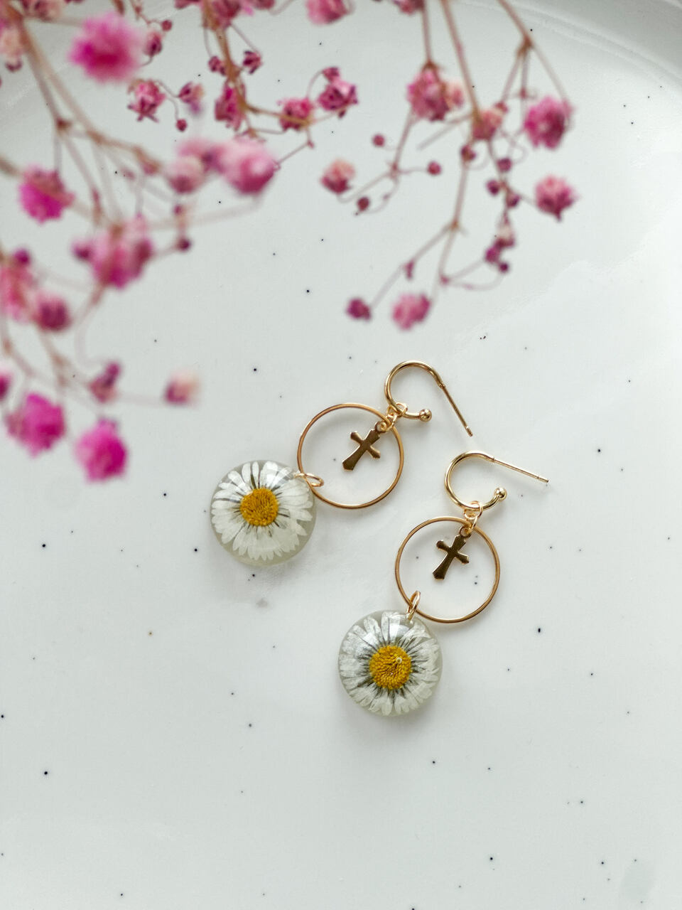 kolczyki z stokrotkami, kolczyki z krzyżykiem, kolczyki handmade, biżuteria z żywicy, złote kolczyki, kolczyki wiszące, biżuteria ręcznie robiona, prezent dla niej