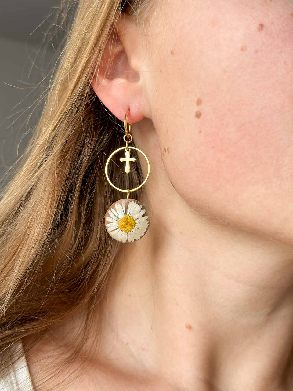 kolczyki z stokrotkami, kolczyki z krzyżykiem, kolczyki handmade, biżuteria z żywicy, złote kolczyki, kolczyki wiszące, biżuteria ręcznie robiona, prezent dla niejkolczyki z stokrotkami, kolczyki z krzyżykiem, kolczyki handmade, biżuteria z żywicy, złote kolczyki, kolczyki wiszące, biżuteria ręcznie robiona, prezent dla niej