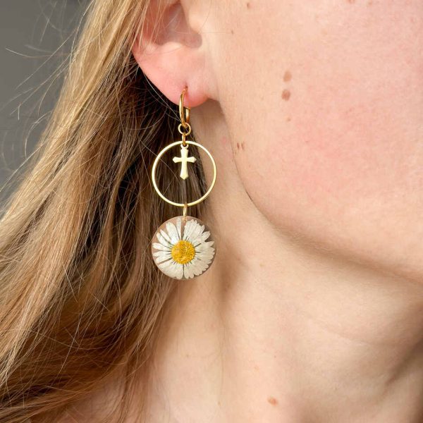 kolczyki z stokrotkami, kolczyki z krzyżykiem, kolczyki handmade, biżuteria z żywicy, złote kolczyki, kolczyki wiszące, biżuteria ręcznie robiona, prezent dla niej