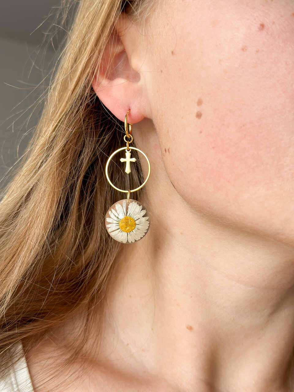 kolczyki z stokrotkami, kolczyki z krzyżykiem, kolczyki handmade, biżuteria z żywicy, złote kolczyki, kolczyki wiszące, biżuteria ręcznie robiona, prezent dla niej