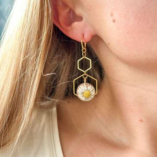 kolczyki wiszące, kolczyki z żywicy, kolczyki z prawdziwymi stokrotkami, biżuteria z żywicy, ręcznie robione kolczyki, kolczyki handmade, kolczyki z kwiatami, stokrotki w żywicy, kolczyki złote, kolczyki z sześcianem, kolczyki z kwiatem, biżuteria artystyczna, kolczyki eleganckie, kolczyki na prezent, biżuteria z natury, kolczyki ze stali chirurgicznej, złote kolczyki, delikatne kolczyki, kolczyki kobiece, kolczyki okrągłe, naturalna biżuteria, prezent dla niej, biżuteria handmade, żywica epoksydowa, kolczyki 5 cm