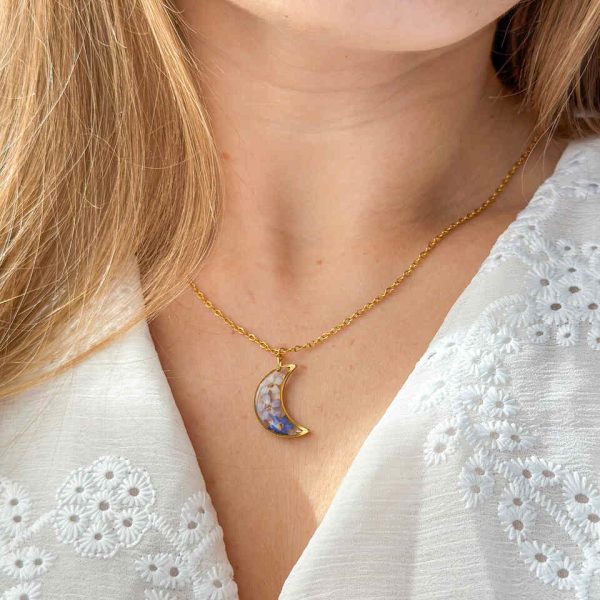 naszyjnik z niezapominajkami, naszyjnik księżyc, biżuteria handmade, biżuteria z żywicy, naszyjnik z żywicy, rękodzieło, złoty naszyjnik, biżuteria z kwiatami, prezent dla niej, unikalna biżuteria