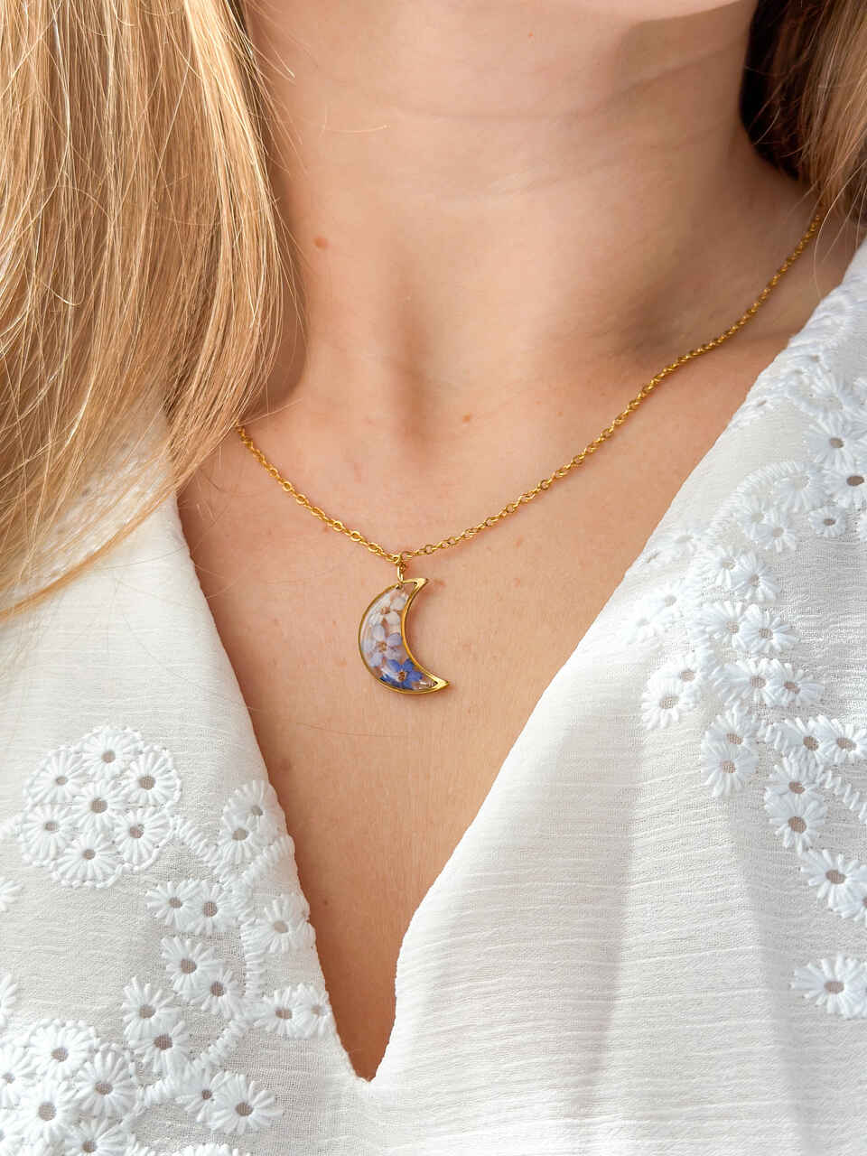 naszyjnik z niezapominajkami, naszyjnik księżyc, biżuteria handmade, biżuteria z żywicy, naszyjnik z żywicy, rękodzieło, złoty naszyjnik, biżuteria z kwiatami, prezent dla niej, unikalna biżuteria