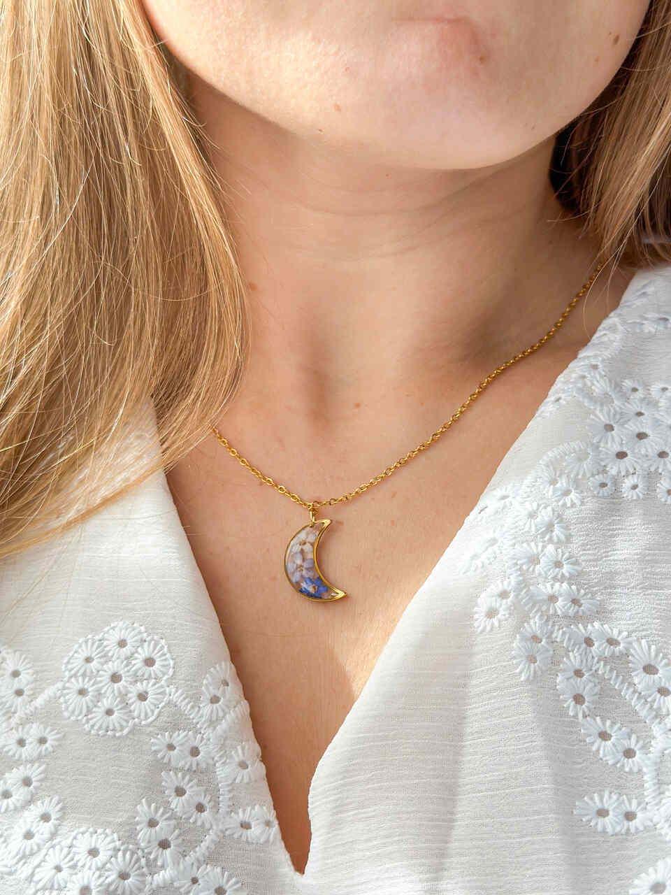 naszyjnik z niezapominajkami, naszyjnik księżyc, biżuteria handmade, biżuteria z żywicy, naszyjnik z żywicy, rękodzieło, złoty naszyjnik, biżuteria z kwiatami, prezent dla niej, unikalna biżuteria