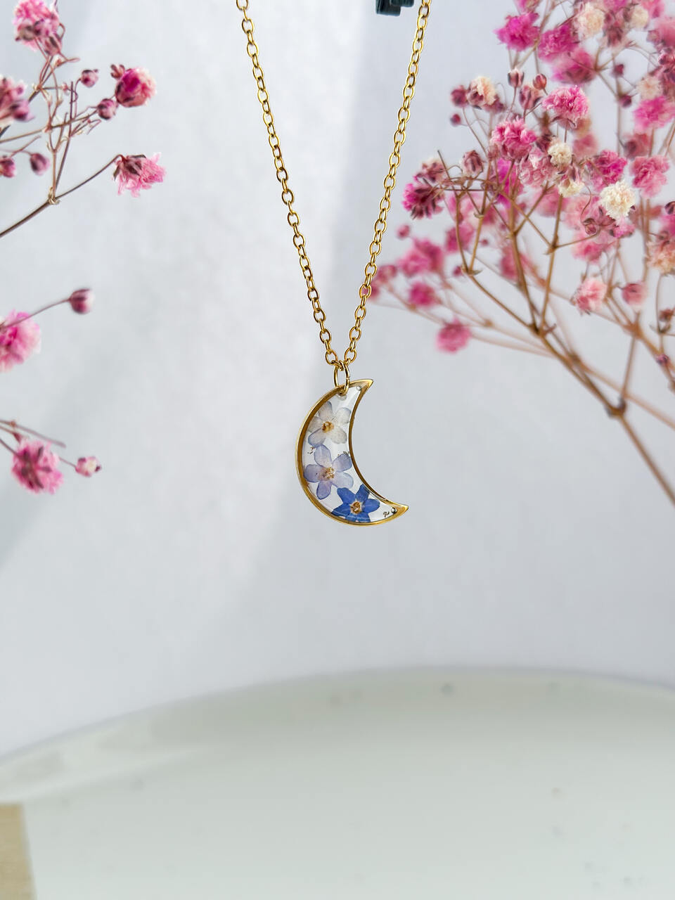 naszyjnik z niezapominajkami, naszyjnik księżyc, biżuteria handmade, biżuteria z żywicy, naszyjnik z żywicy, rękodzieło, złoty naszyjnik, biżuteria z kwiatami, prezent dla niej, unikalna biżuteria