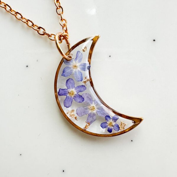 naszyjnik z niezapominajkami, naszyjnik księżyc, biżuteria handmade, biżuteria z żywicy, naszyjnik z żywicy, rękodzieło, złoty naszyjnik, biżuteria z kwiatami, prezent dla niej, unikalna biżuteria