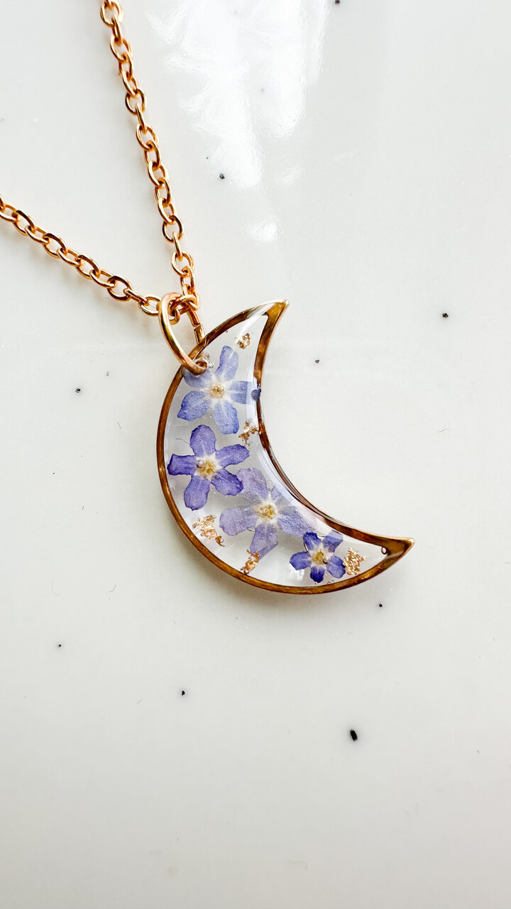 naszyjnik z niezapominajkami, naszyjnik księżyc, biżuteria handmade, biżuteria z żywicy, naszyjnik z żywicy, rękodzieło, złoty naszyjnik, biżuteria z kwiatami, prezent dla niej, unikalna biżuteria