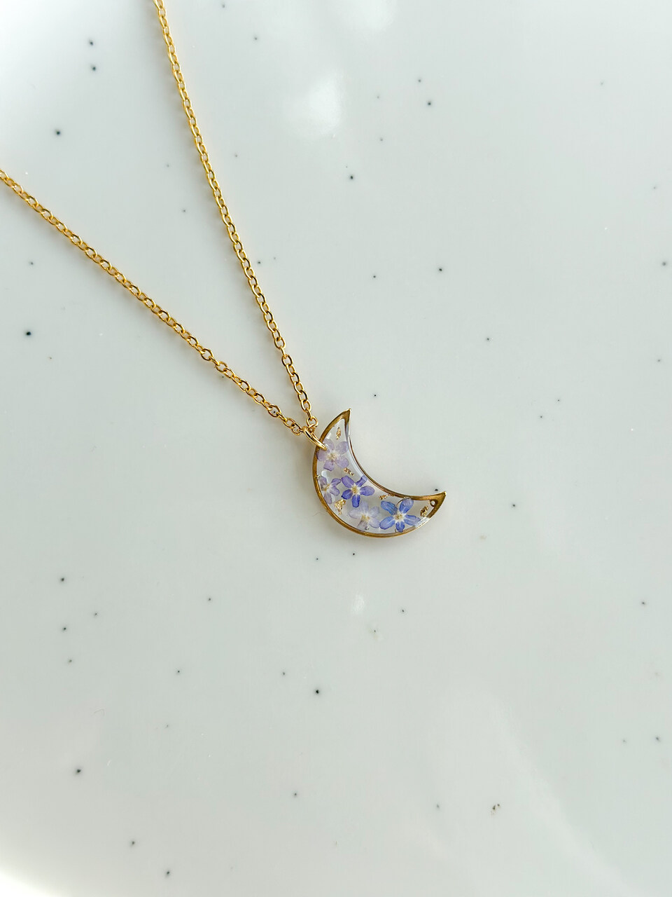 naszyjnik z niezapominajkami, naszyjnik księżyc, biżuteria handmade, biżuteria z żywicy, naszyjnik z żywicy, rękodzieło, złoty naszyjnik, biżuteria z kwiatami, prezent dla niej, unikalna biżuteria