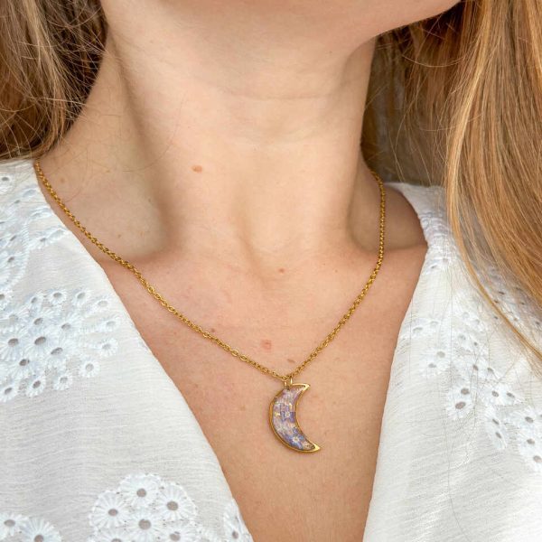 naszyjnik z niezapominajkami, naszyjnik księżyc, biżuteria handmade, biżuteria z żywicy, naszyjnik z żywicy, rękodzieło, złoty naszyjnik, biżuteria z kwiatami, prezent dla niej, unikalna biżuteria