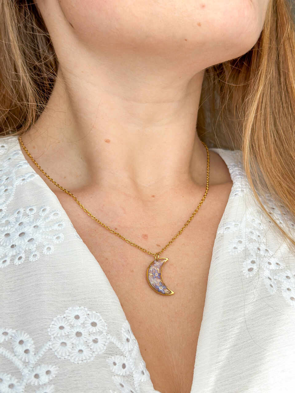 naszyjnik z niezapominajkami, naszyjnik księżyc, biżuteria handmade, biżuteria z żywicy, naszyjnik z żywicy, rękodzieło, złoty naszyjnik, biżuteria z kwiatami, prezent dla niej, unikalna biżuteria