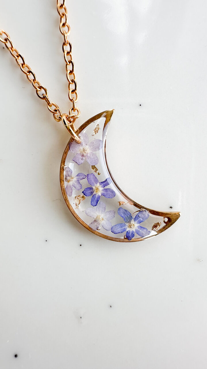 naszyjnik z niezapominajkami, naszyjnik księżyc, biżuteria handmade, biżuteria z żywicy, naszyjnik z żywicy, rękodzieło, złoty naszyjnik, biżuteria z kwiatami, prezent dla niej, unikalna biżuteria