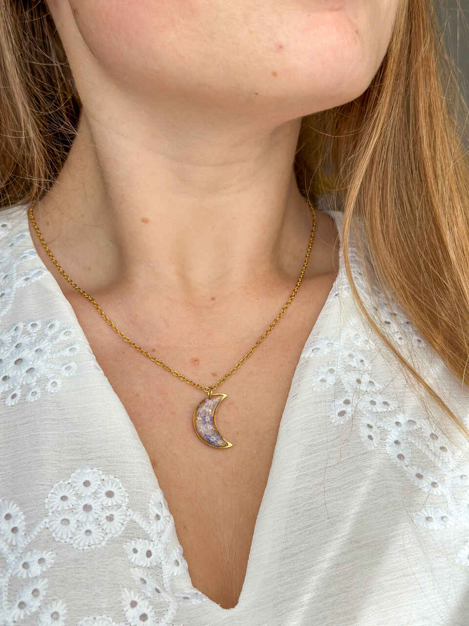 naszyjnik z niezapominajkami, naszyjnik księżyc, biżuteria handmade, biżuteria z żywicy, naszyjnik z żywicy, rękodzieło, złoty naszyjnik, biżuteria z kwiatami, prezent dla niej, unikalna biżuteria