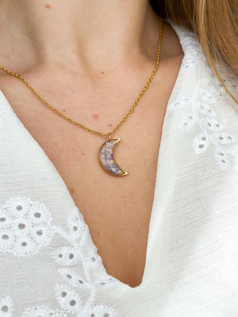 naszyjnik z niezapominajkami, naszyjnik księżyc, biżuteria handmade, biżuteria z żywicy, naszyjnik z żywicy, rękodzieło, złoty naszyjnik, biżuteria z kwiatami, prezent dla niej, unikalna biżuteria