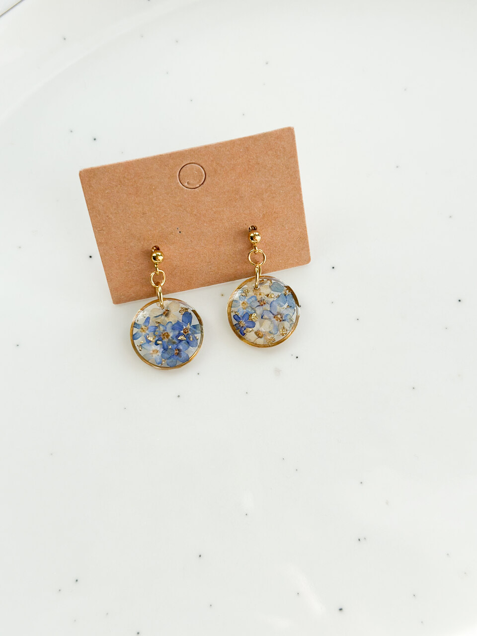 kolczyki wiszące, kolczyki z niezapominajkami, kolczyki z żywicy, biżuteria z żywicy, ręcznie robione kolczyki, kolczyki handmade, kolczyki z kwiatami, niezapominajki w żywicy, kolczyki złote, delikatne kolczyki, kolczyki z prawdziwymi kwiatami, biżuteria artystyczna, biżuteria z natury, kolczyki ze stali chirurgicznej, złote kolczyki, kolczyki krótkie, kolczyki 2,5 cm, prezent dla niej, naturalna biżuteria, kolczyki kobiece, subtelne kolczyki, niezapominajki niebieskie, biżuteria handmade