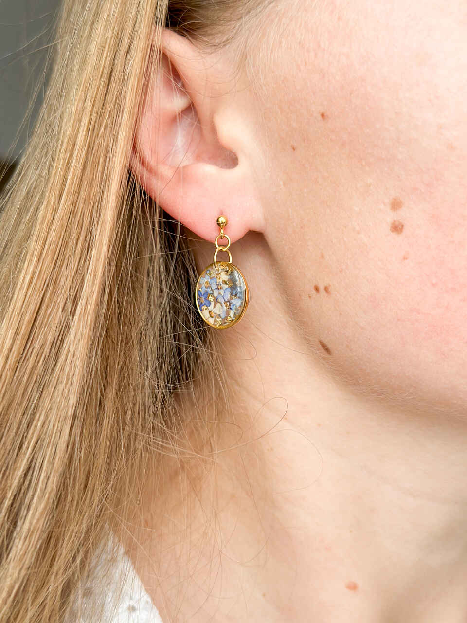 kolczyki wiszące, kolczyki z niezapominajkami, kolczyki z żywicy, biżuteria z żywicy, ręcznie robione kolczyki, kolczyki handmade, kolczyki z kwiatami, niezapominajki w żywicy, kolczyki złote, delikatne kolczyki, kolczyki z prawdziwymi kwiatami, biżuteria artystyczna, biżuteria z natury, kolczyki ze stali chirurgicznej, złote kolczyki, kolczyki krótkie, kolczyki 2,5 cm, prezent dla niej, naturalna biżuteria, kolczyki kobiece, subtelne kolczyki, niezapominajki niebieskie, biżuteria handmade