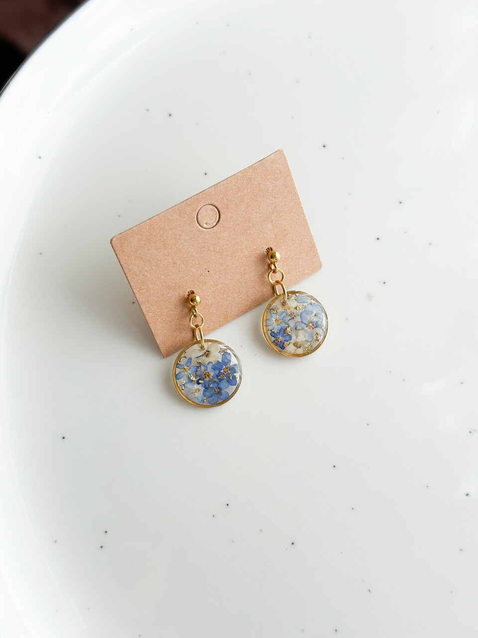 kolczyki wiszące, kolczyki z niezapominajkami, kolczyki z żywicy, biżuteria z żywicy, ręcznie robione kolczyki, kolczyki handmade, kolczyki z kwiatami, niezapominajki w żywicy, kolczyki złote, delikatne kolczyki, kolczyki z prawdziwymi kwiatami, biżuteria artystyczna, biżuteria z natury, kolczyki ze stali chirurgicznej, złote kolczyki, kolczyki krótkie, kolczyki 2,5 cm, prezent dla niej, naturalna biżuteria, kolczyki kobiece, subtelne kolczyki, niezapominajki niebieskie, biżuteria handmade