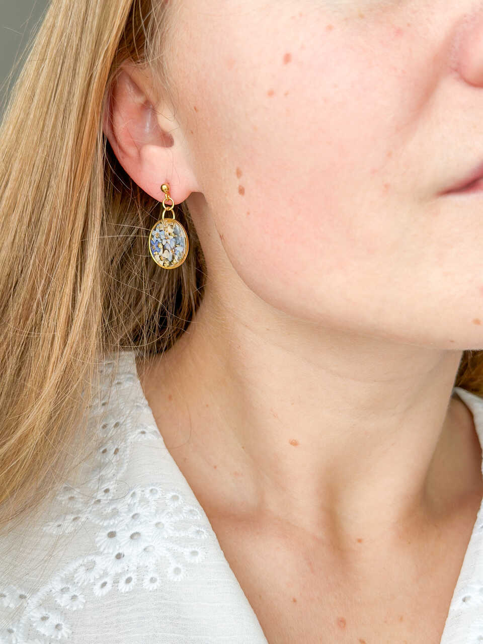 kolczyki wiszące, kolczyki z niezapominajkami, kolczyki z żywicy, biżuteria z żywicy, ręcznie robione kolczyki, kolczyki handmade, kolczyki z kwiatami, niezapominajki w żywicy, kolczyki złote, delikatne kolczyki, kolczyki z prawdziwymi kwiatami, biżuteria artystyczna, biżuteria z natury, kolczyki ze stali chirurgicznej, złote kolczyki, kolczyki krótkie, kolczyki 2,5 cm, prezent dla niej, naturalna biżuteria, kolczyki kobiece, subtelne kolczyki, niezapominajki niebieskie, biżuteria handmade