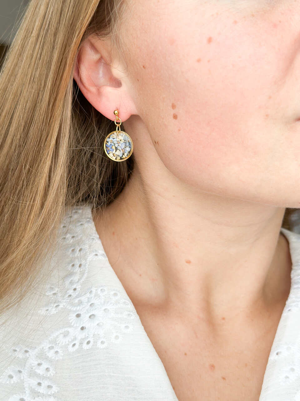 kolczyki wiszące, kolczyki z niezapominajkami, kolczyki z żywicy, biżuteria z żywicy, ręcznie robione kolczyki, kolczyki handmade, kolczyki z kwiatami, niezapominajki w żywicy, kolczyki złote, delikatne kolczyki, kolczyki z prawdziwymi kwiatami, biżuteria artystyczna, biżuteria z natury, kolczyki ze stali chirurgicznej, złote kolczyki, kolczyki krótkie, kolczyki 2,5 cm, prezent dla niej, naturalna biżuteria, kolczyki kobiece, subtelne kolczyki, niezapominajki niebieskie, biżuteria handmade