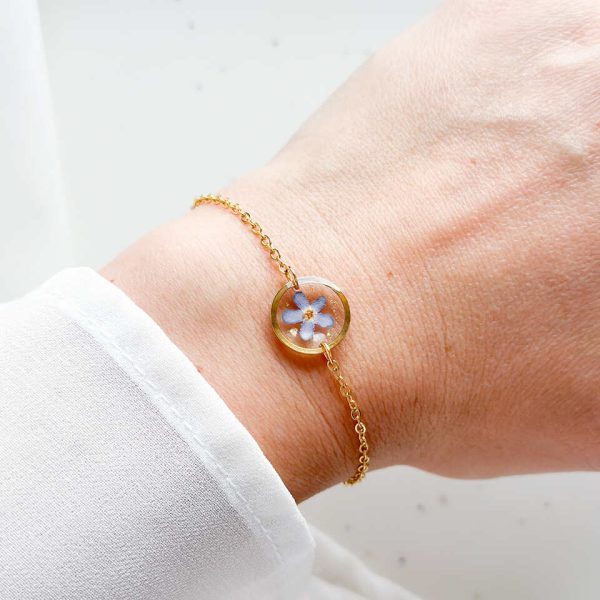 bransoletka z niezapominajką, złota bransoletka z żywicy, bransoletka z kwiatem w żywicy, biżuteria z niezapominajką, delikatna bransoletka handmade, naturalna biżuteria z kwiatów, bransoletka z żywicy epoksydowej, bransoletka z kwiatami, prezent dla niej, złota biżuteria z żywicy