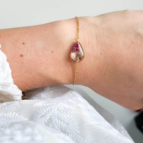 bransoletka z żywicy, bransoletka z kwiatami, złota bransoletka, bransoletka handmade, biżuteria z żywicy, biżuteria artystyczna, bransoletka z goździkiem, bransoletka z gipsówką, bransoletka łezka, biżuteria z natury, ręcznie robiona bransoletka, naturalna biżuteria, bransoletka regulowana, stal chirurgiczna złota, prezent dla niej, delikatna bransoletka, bransoletka romantyczna, biżuteria handmade, kwiaty w żywicy, elegancka biżuteria