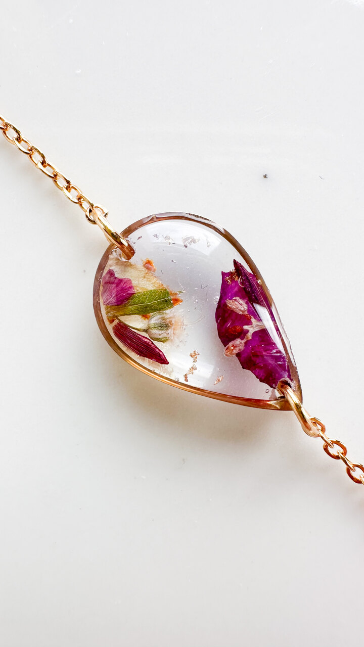 bransoletka z żywicy, bransoletka z kwiatami, złota bransoletka, bransoletka handmade, biżuteria z żywicy, biżuteria artystyczna, bransoletka z goździkiem, bransoletka z gipsówką, bransoletka łezka, biżuteria z natury, ręcznie robiona bransoletka, naturalna biżuteria, bransoletka regulowana, stal chirurgiczna złota, prezent dla niej, delikatna bransoletka, bransoletka romantyczna, biżuteria handmade, kwiaty w żywicy, elegancka biżuteria