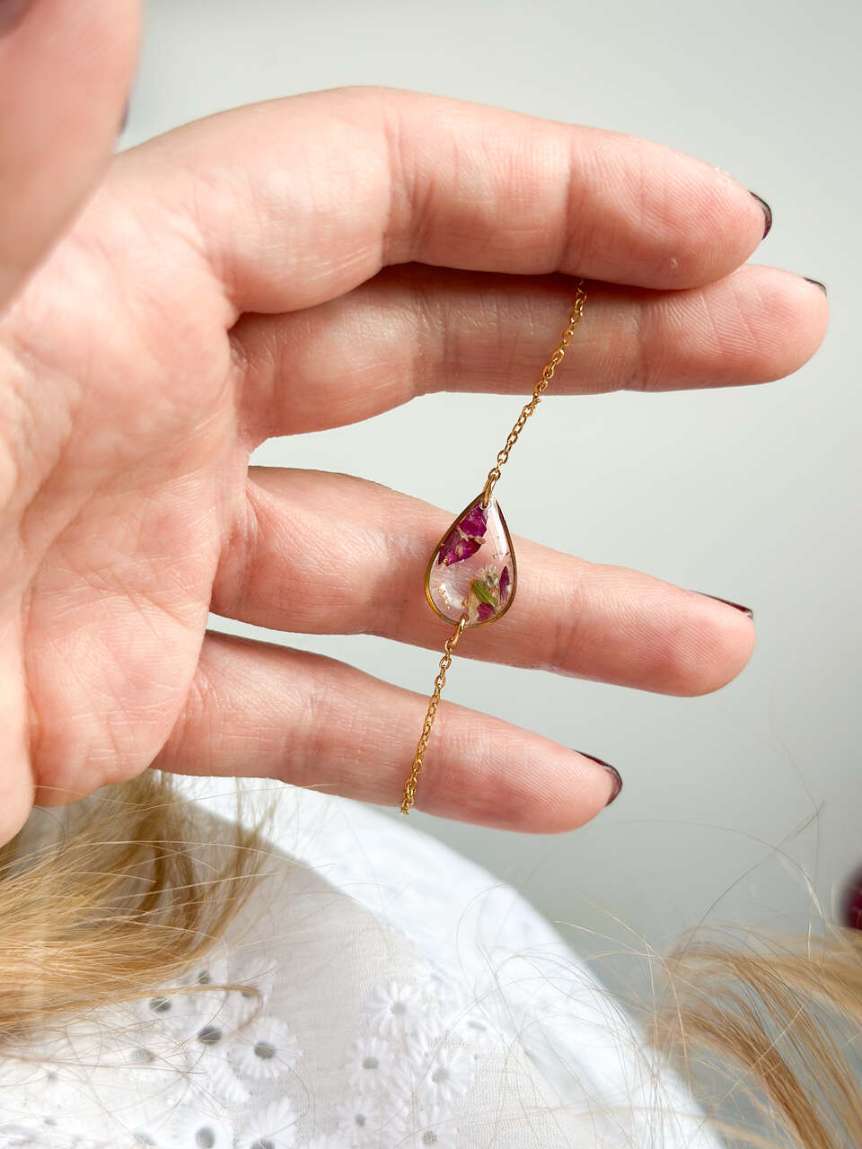 bransoletka z żywicy, bransoletka z kwiatami, złota bransoletka, bransoletka handmade, biżuteria z żywicy, biżuteria artystyczna, bransoletka z goździkiem, bransoletka z gipsówką, bransoletka łezka, biżuteria z natury, ręcznie robiona bransoletka, naturalna biżuteria, bransoletka regulowana, stal chirurgiczna złota, prezent dla niej, delikatna bransoletka, bransoletka romantyczna, biżuteria handmade, kwiaty w żywicy, elegancka biżuteria