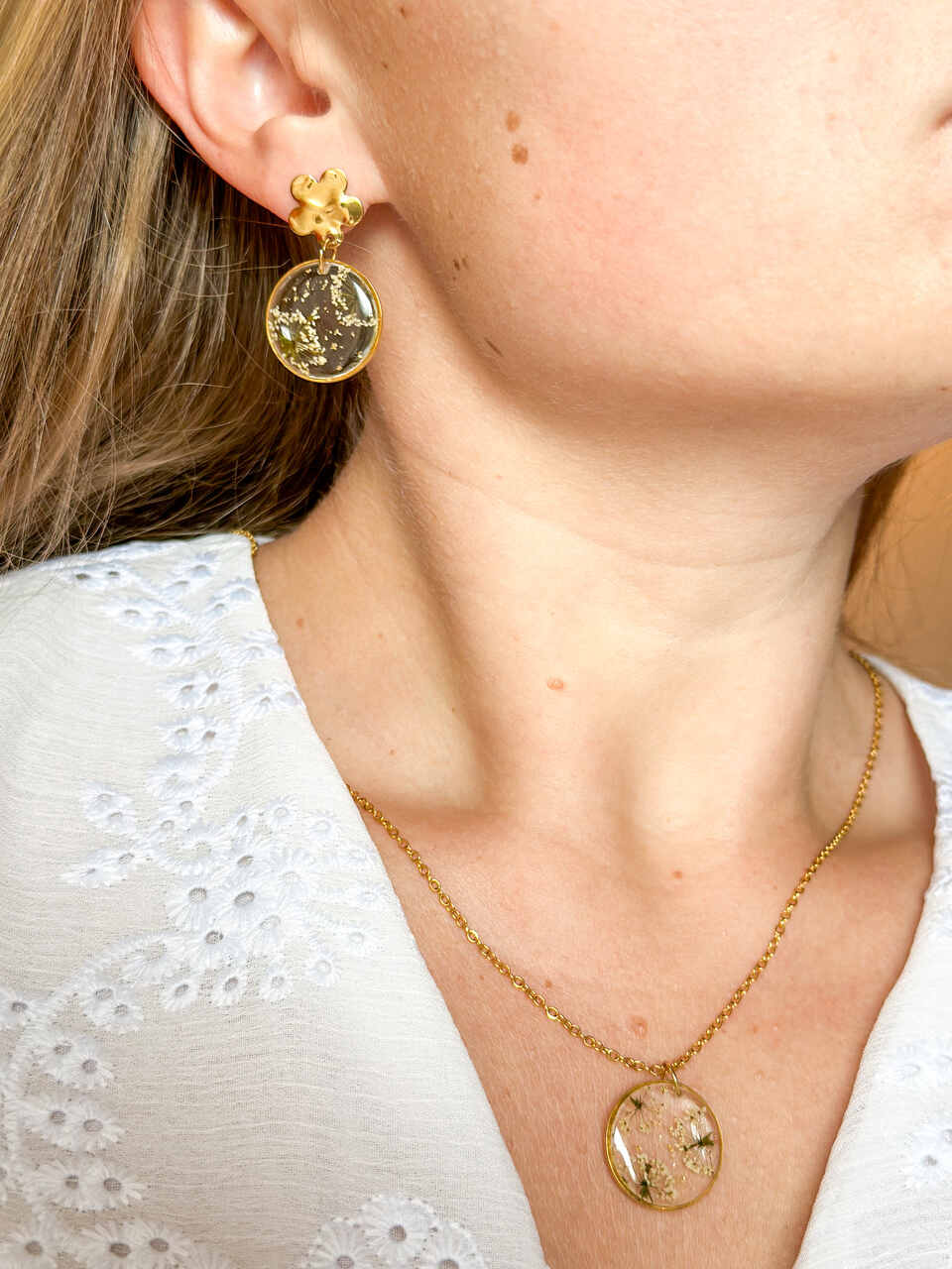 Złoty zestaw biżuterii z prawdziwymi kwiatami marchwi w żywicy epoksydowej – ręcznie robiony naszyjnik i kolczyki, idealny pomysł na prezent.