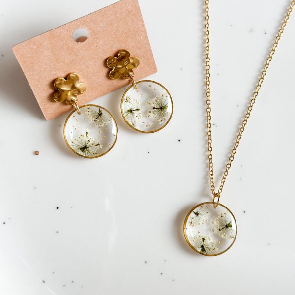 Złoty zestaw biżuterii z prawdziwymi kwiatami marchwi w żywicy epoksydowej – ręcznie robiony naszyjnik i kolczyki, idealny pomysł na prezent.